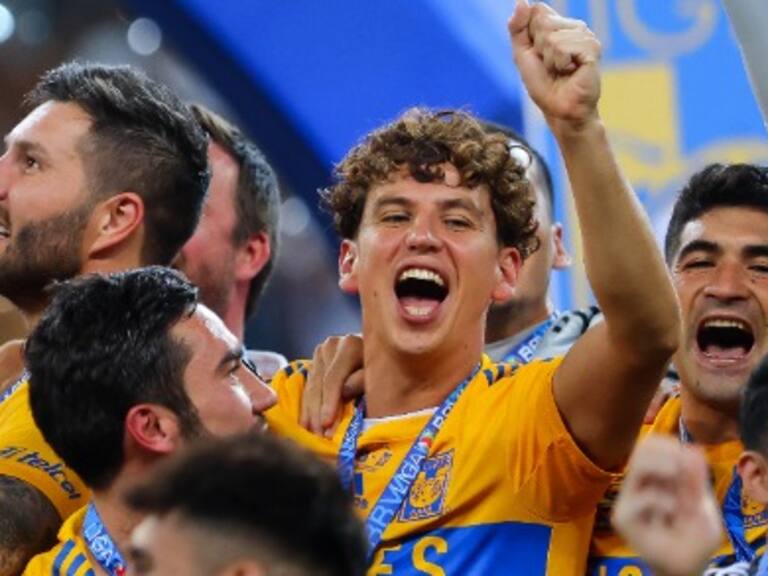 Igor Lichnovsky sale campeón en México y aparece comiéndose un completo en medio de los festejos