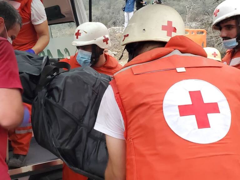 Paramédicos de la Cruz Roja llevan el cuerpo de una persona asesinada tras el bombardeo de Israel sobre el norte del Líbano