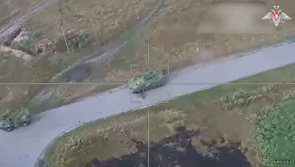 Un dron de Rusia prepara el ataque en contra de un tanque de Ucrania que avanza por la región rusa de Kursk.