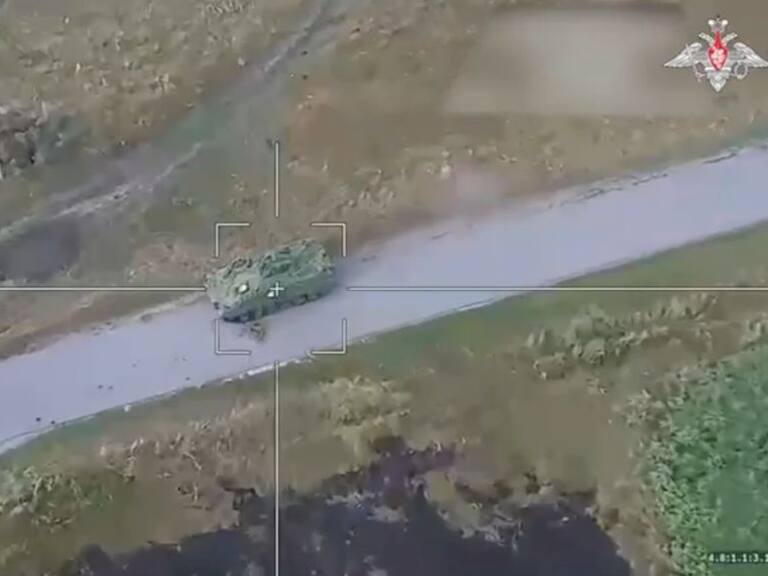 Un dron de Rusia prepara el ataque en contra de un tanque de Ucrania que avanza por la región rusa de Kursk.