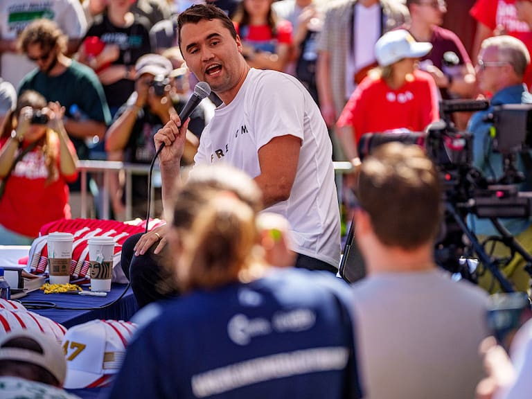 FBI pide ayuda para identificarlo: liberan imágenes del presunto asesino de Charlie Kirk