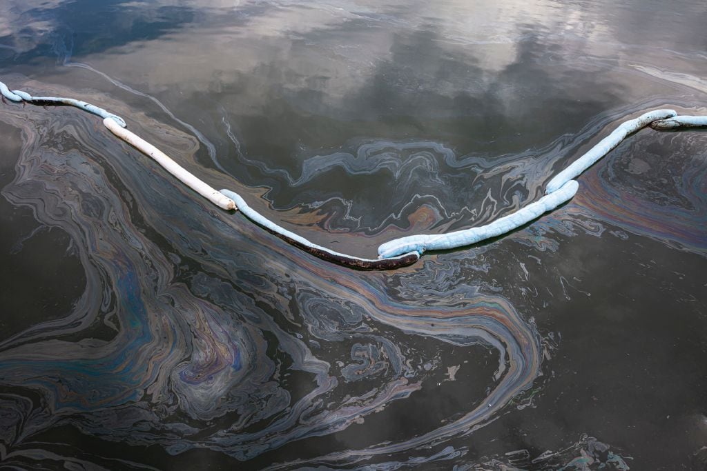 Filtración de petróleo en un cuerpo de agua en el estado de California