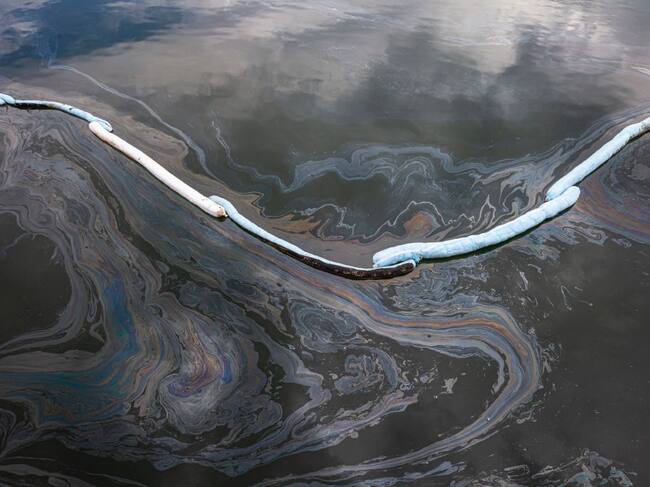 Filtración de petróleo en un cuerpo de agua en el estado de California