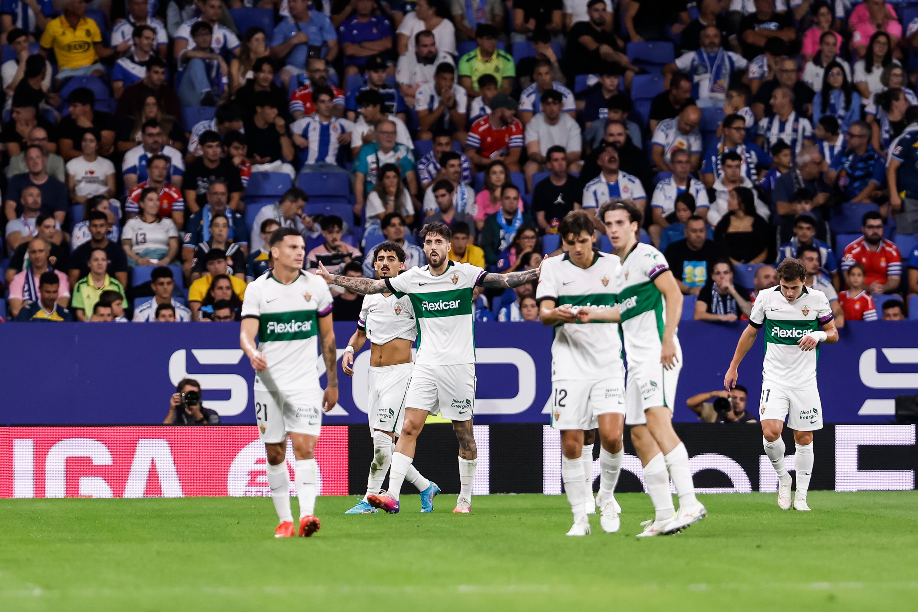Primera victoria: Elche se repone a un temprana expulsión y vence al Espanyol por La Liga