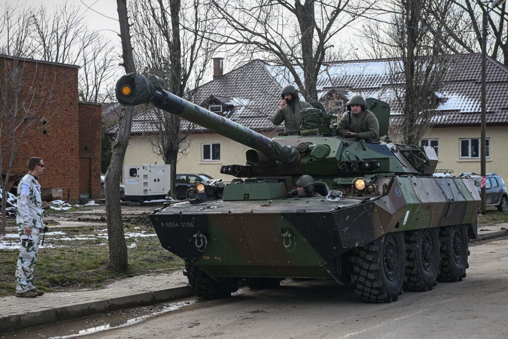 Tanque de Francia avanza por las calles de Rumania por el acuerdo de la OTAN