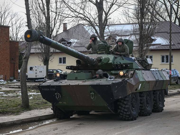 Tanque de Francia avanza por las calles de Rumania por el acuerdo de la OTAN