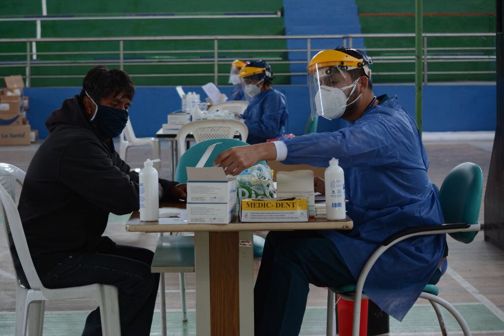 Trabajadores de la salud realizan test del Covid-19 en Ecuador