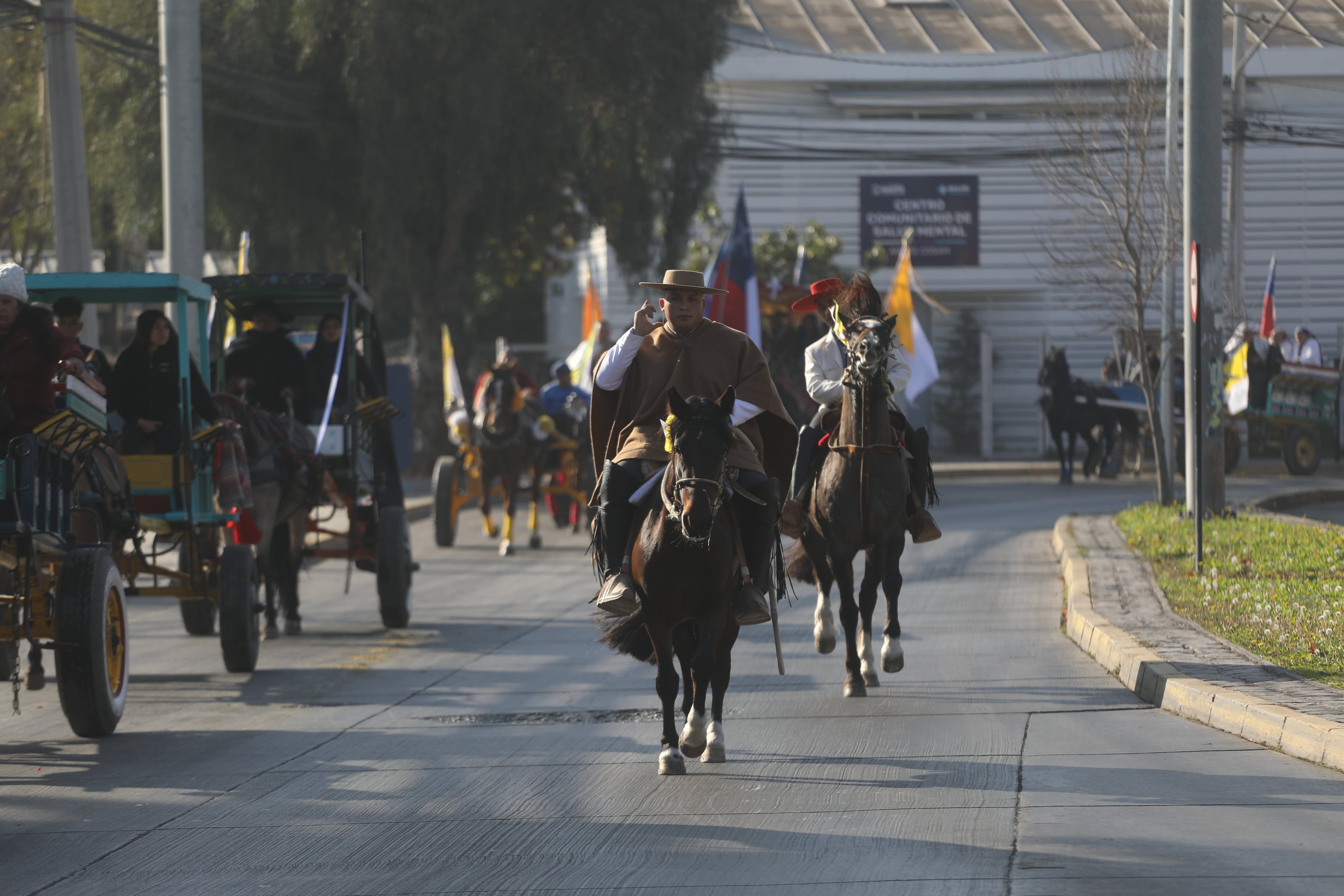 27 de abril de 2025/SANTIAGOEn la comuna de Maipu, se realiza la tradicional fiesta religiosa del Cuasimodo, donde jinetes, carretas, ciclistas y autos adornados, visitaran a los enfermos y le darán su comunión.FOTO: SEBASTIAN BELTRAN GAETE / AGENCIUNO
