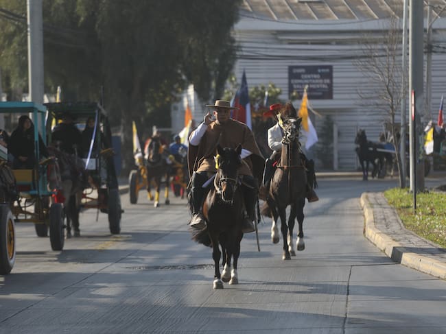 27 de abril de 2025/SANTIAGO
En la comuna de Maipu, se realiza la tradicional fiesta religiosa del Cuasimodo, donde jinetes, carretas, ciclistas y autos adornados, visitaran a los enfermos y le darán su comunión.
FOTO: SEBASTIAN BELTRAN GAETE / AGENCIUNO