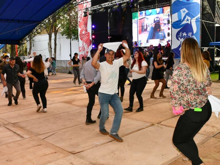 Habrá un cuecódromo paritario: alcaldesa de Santiago adelanta las fondas 2023 en el Parque O’Higgins