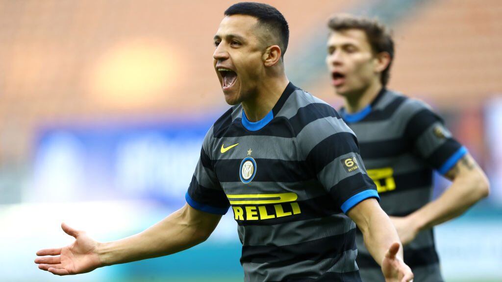 MILAN, ITALY - FEBRUARY 28: Alexis Sanchez of FC Internazionale celebrates after scoring their team's third goal during the Serie A match between FC Internazionale and Genoa CFC at Stadio Giuseppe Meazza on February 28, 2021 in Milan, Italy. Sporting stadiums around Italy remain under strict restrictions due to the Coronavirus Pandemic as Government social distancing laws prohibit fans inside venues resulting in games being played behind closed doors. (Photo by Marco Luzzani/Getty Images)