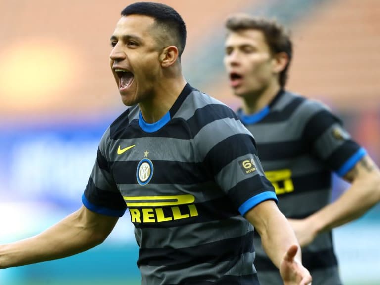 MILAN, ITALY - FEBRUARY 28: Alexis Sanchez of FC Internazionale celebrates after scoring their team&#039;s third goal during the Serie A match between FC Internazionale and Genoa CFC at Stadio Giuseppe Meazza on February 28, 2021 in Milan, Italy. Sporting stadiums around Italy remain under strict restrictions due to the Coronavirus Pandemic as Government social distancing laws prohibit fans inside venues resulting in games being played behind closed doors. (Photo by Marco Luzzani/Getty Images)
