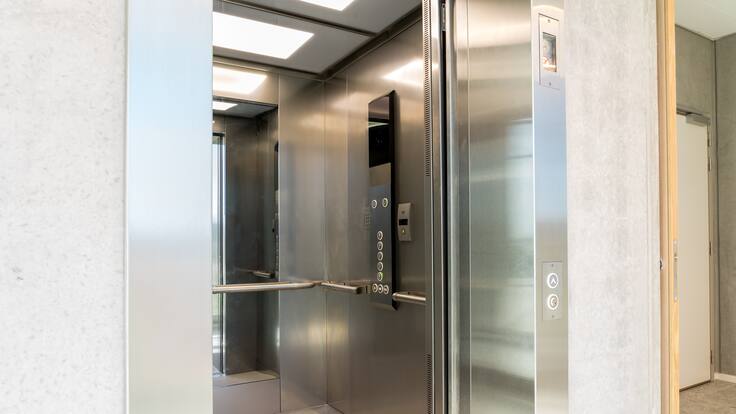 ¿Por qué los ascensores tienen espejos en su interior?