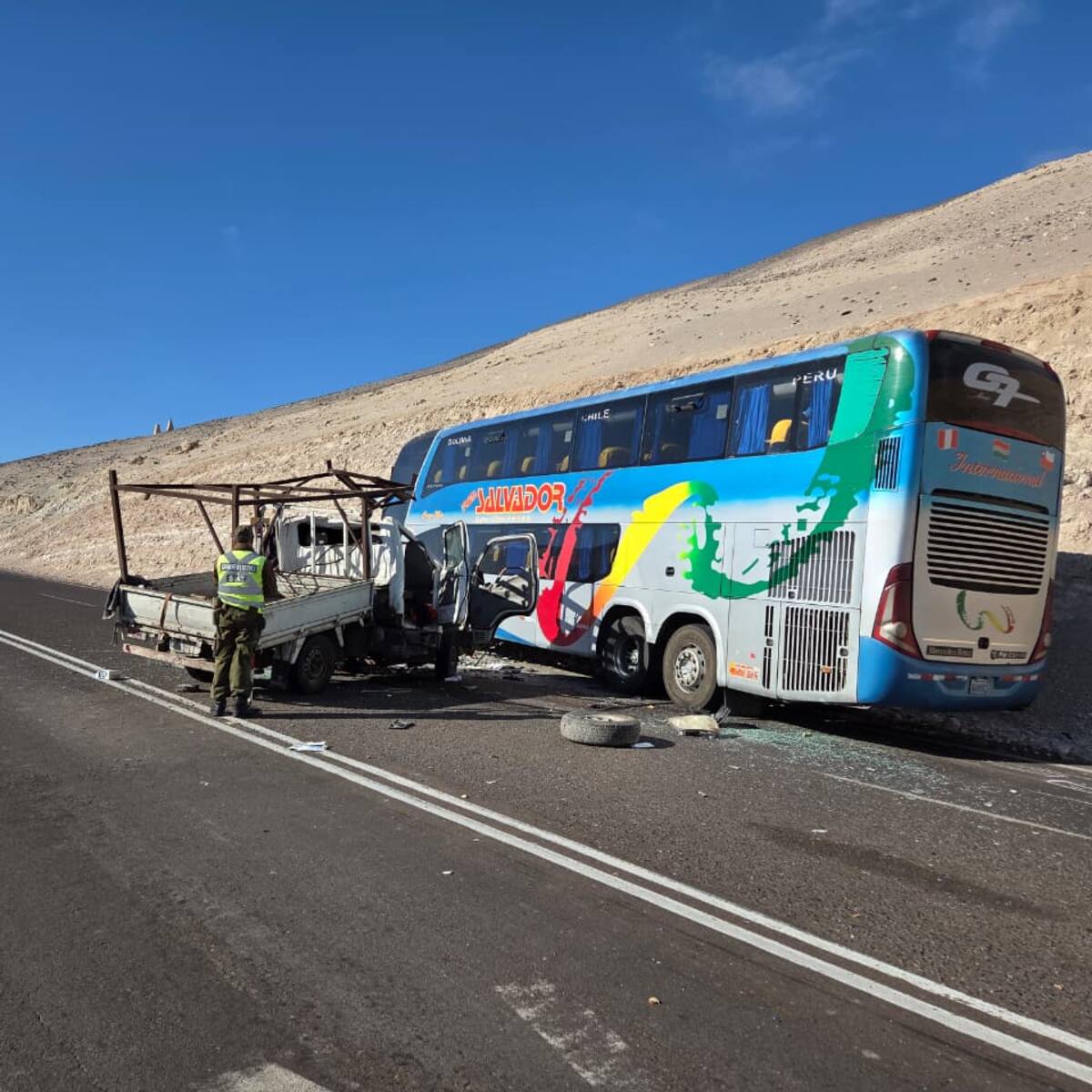Choque entre bus internacional y camioneta deja un muerto en la Ruta 5 Norte