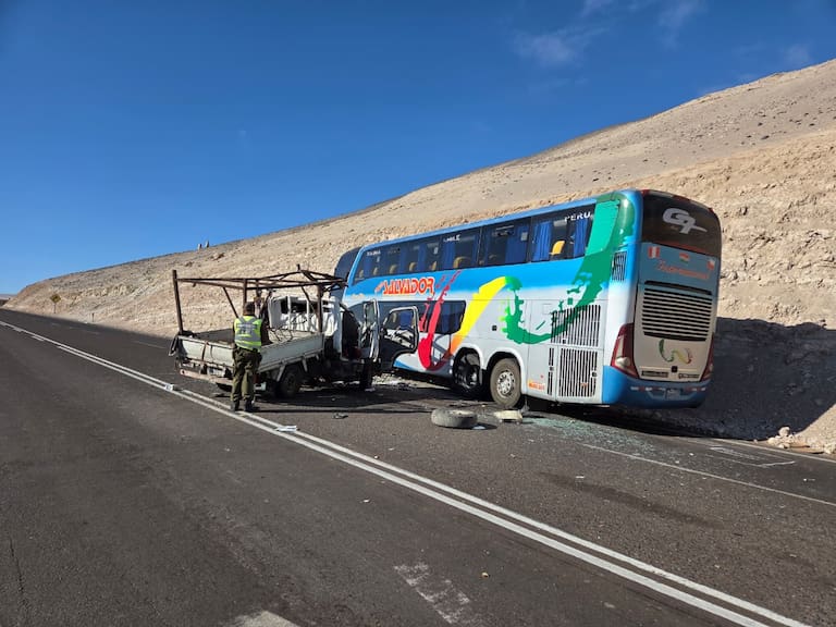 Choque entre bus internacional y camioneta deja un muerto en la Ruta 5 Norte