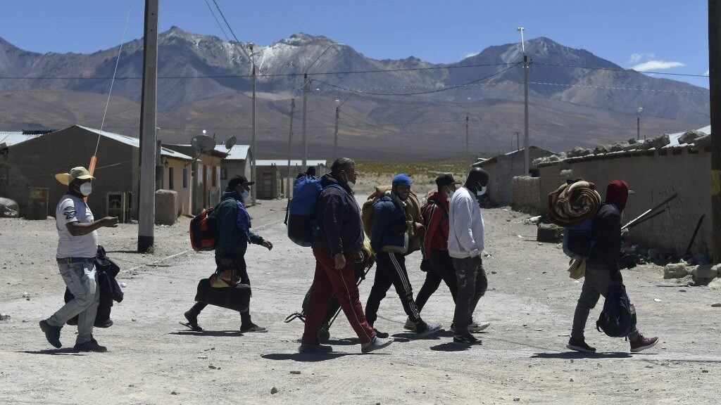 26 DE SEPTIEMBRE DE 2021 / IQUIQUE
Migrantes venezolanos ingresan por el poblado fronterizo de Colchane, en la frontera entre Chile y Bolivia, ubicada a unos 1.900 kilómetros al norte de Santiago de Chile,a la espera de lograr arribar a Iquique u otras ciudades del país.
FOTO: CRISTIAN VIVERO BOORNES/AGENCIAUNO
