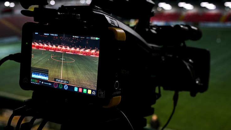 Hincha “secuestra” cámara en plena transmisión de un partido y obliga a improvisar al canal de TV