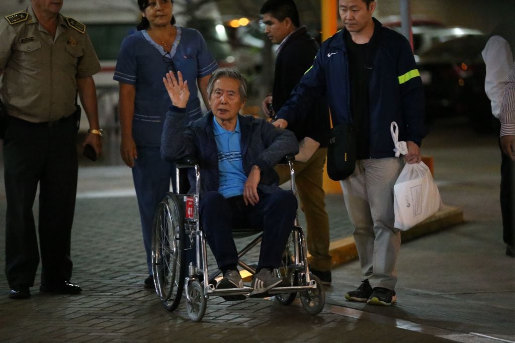 Alberto Fujimori sale de una clínica privada en Lima