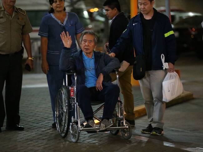 Alberto Fujimori sale de una clínica privada en Lima