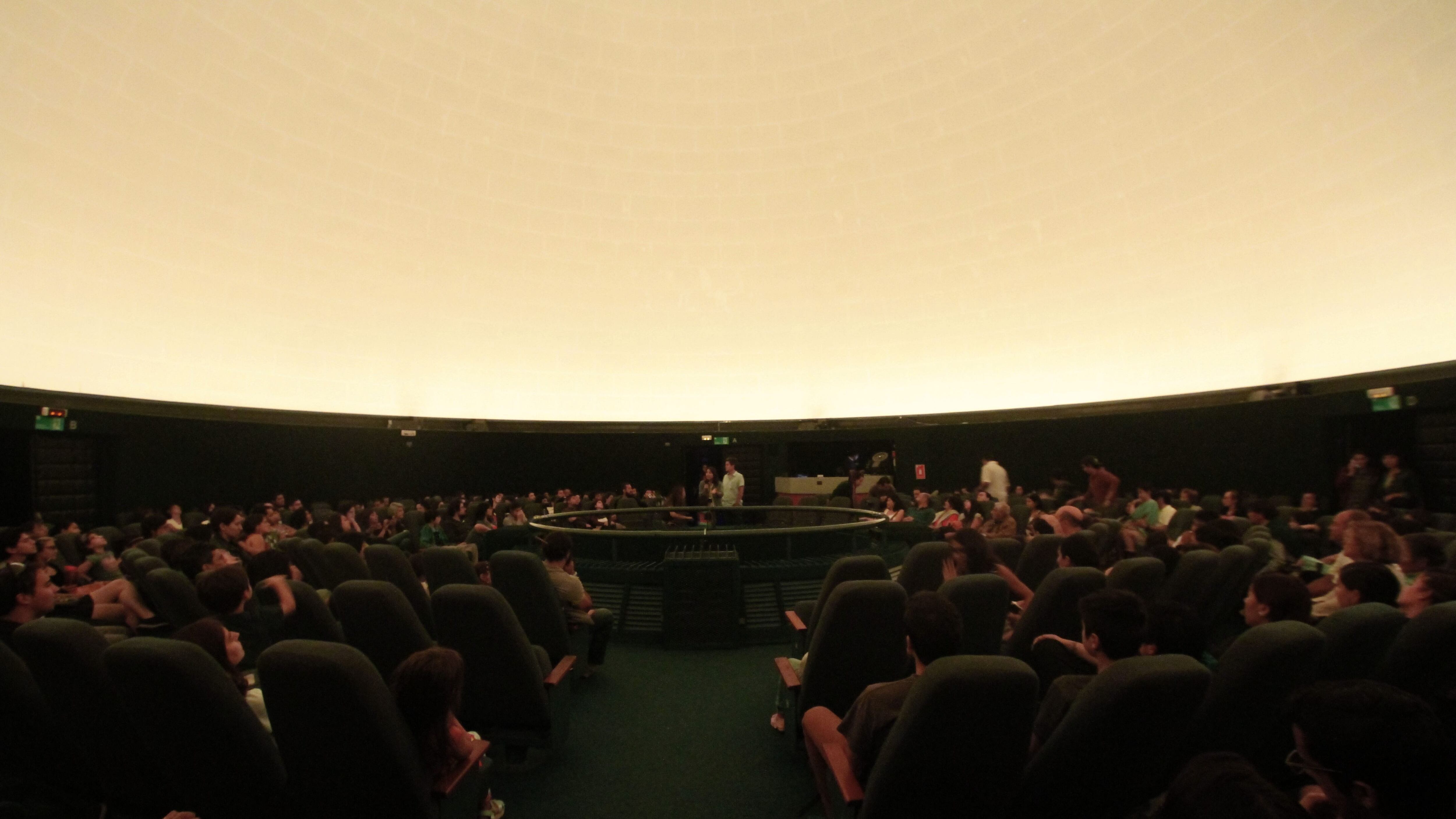26 de Febrero de 2017/SANTIAGO El Planetario de Santiago habre sus puerta a el publico para ver la transmisión desde la Patagonia donde se podrá ve el anillo de fuego del eclipse solar anular. en conjunta una cobertura especial desde Facundo para ver el fenómeno ademas de astronomos que explicaran el fenómeno.
FOTO:VICTORPEREZ/AGENCIAUNO