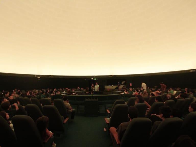 26 de Febrero de 2017/SANTIAGO El Planetario de Santiago habre sus puerta a el publico para ver la transmisión desde la Patagonia donde se podrá ve el anillo de fuego del eclipse solar anular. en conjunta una cobertura especial desde Facundo para ver el fenómeno ademas de astronomos que explicaran el fenómeno.
FOTO:VICTORPEREZ/AGENCIAUNO