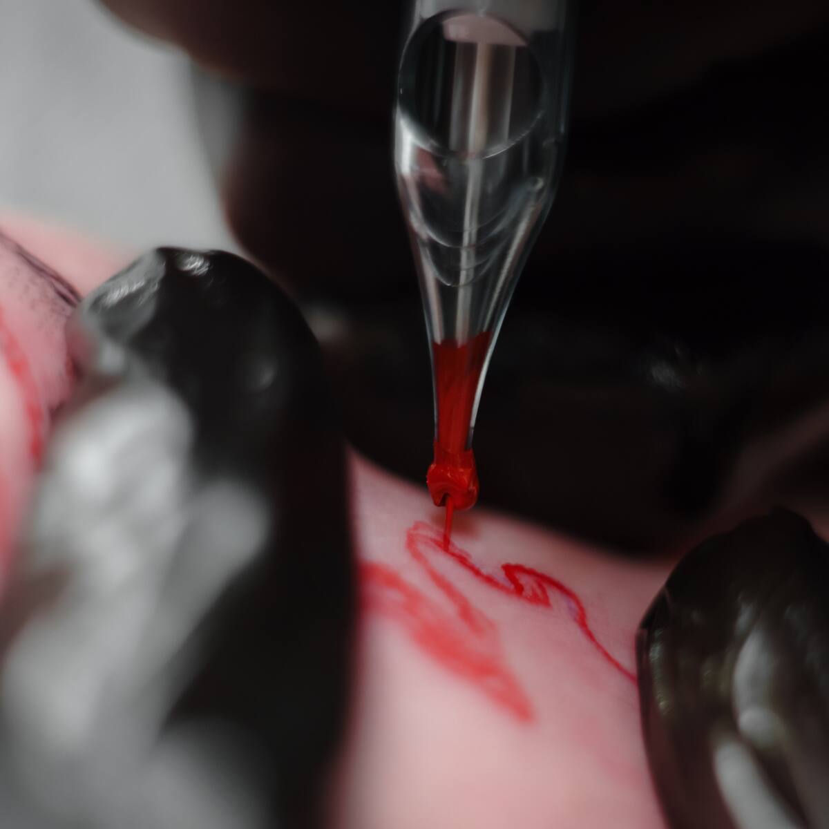 Tinta roja en tatuajes: el grave riesgo inmunológico que alertó a médicos en Europa