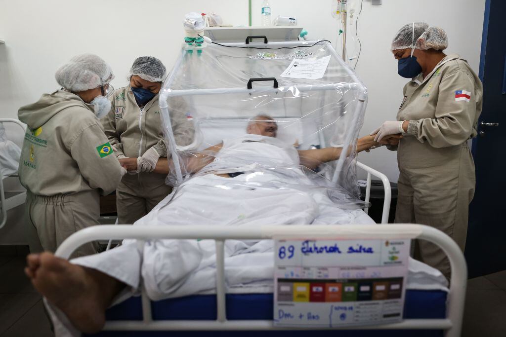 Médicos atienden a un paciente del Covid-19 en Manaos
