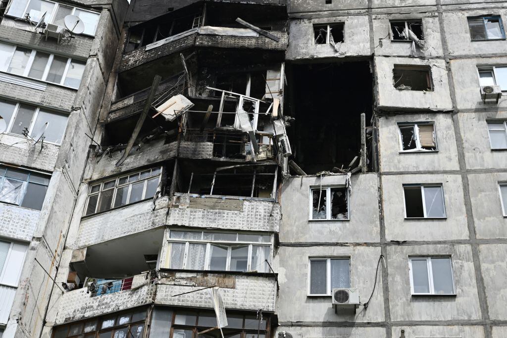 El daño que dejan las bombas que impactaron un edificio residencial en Ucrania