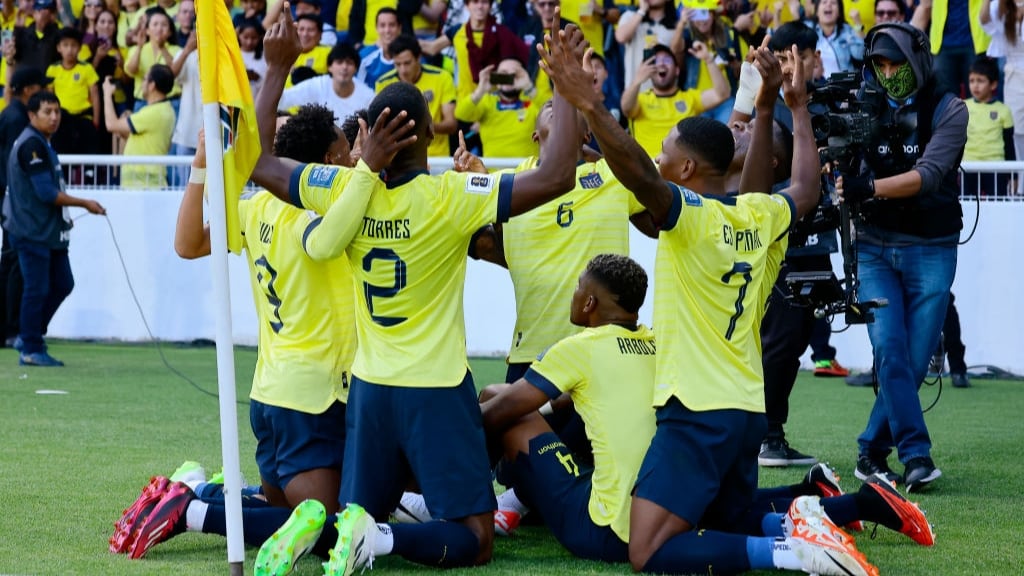 Ecuador da vuelta el marcador ante Uruguay y compensa el castigo por el caso Byron Castillo