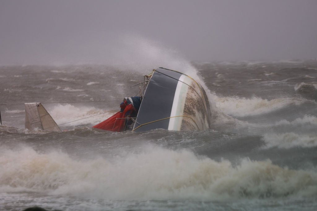 El huracán Helene provoca que una embarcación se vuelque en las costas de Saint Peteersburg del estado de Florida en Estados Unidos
