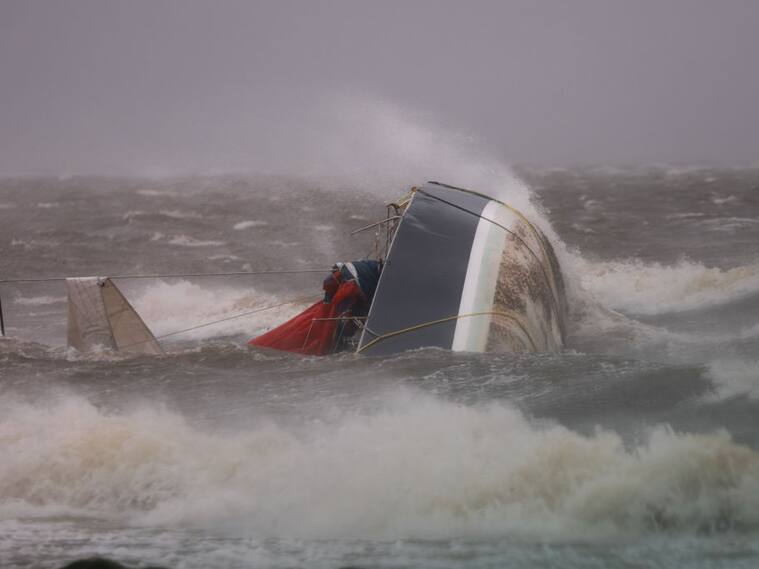 El huracán Helene provoca que una embarcación se vuelque en las costas de Saint Peteersburg del estado de Florida en Estados Unidos
