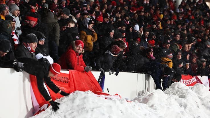 ¡Insólito! Hinchas lanzan bolas de nieve a portero rival y detienen partido en la Conference League