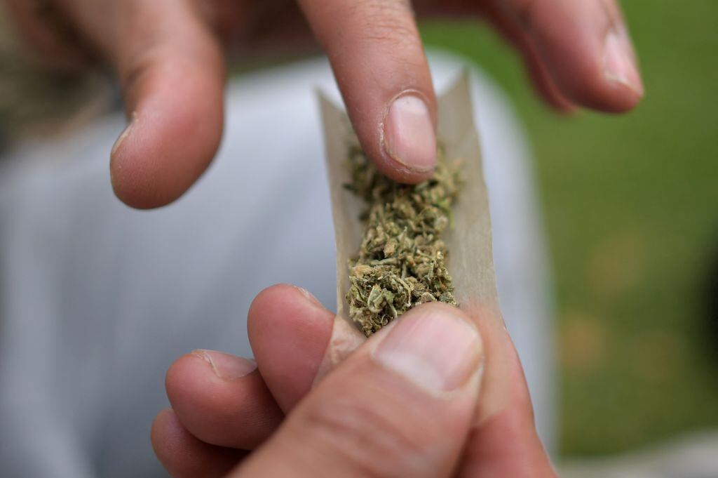 Se preparan un cigarrillo de marihuana en Bogotá de Colombia