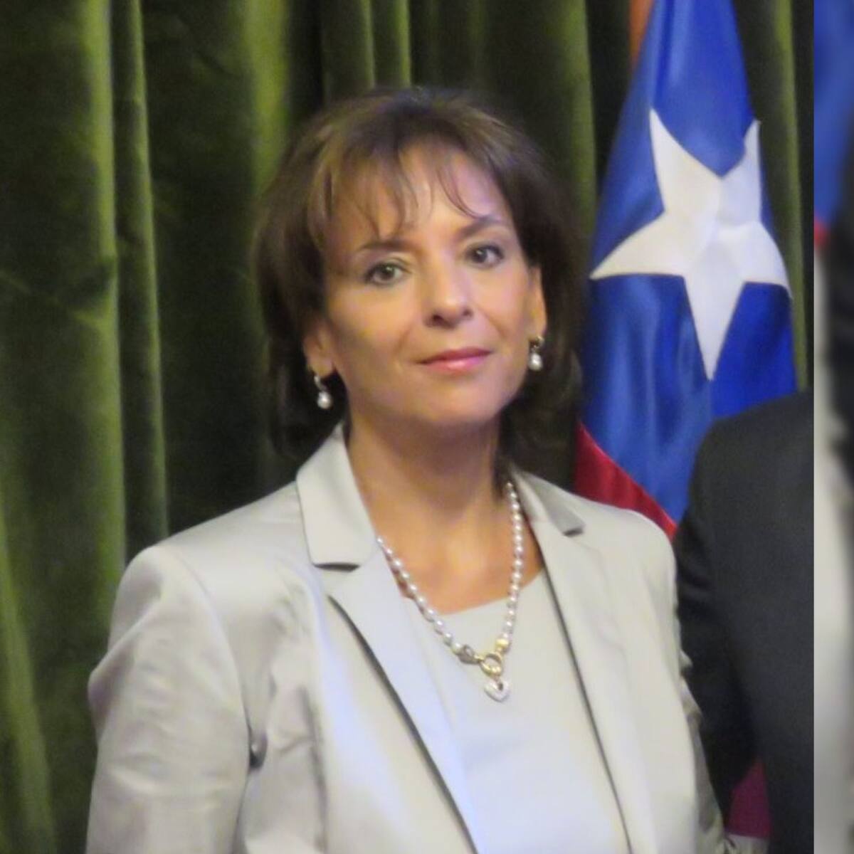 Exministra de la Corte de Apelaciones choca contra cafetería en La Reina: habría acelerado por error al estacionar