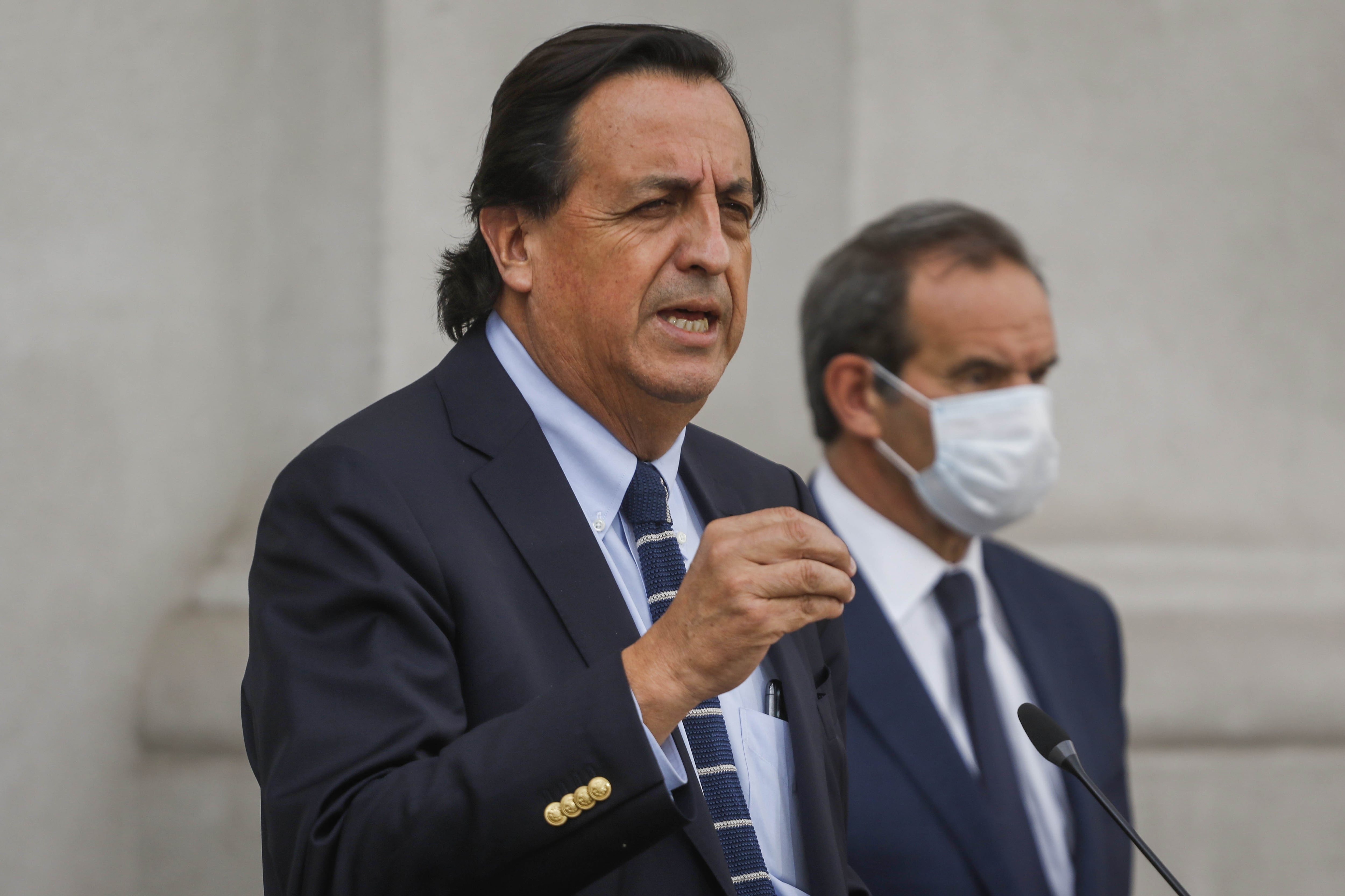 28 de septiembre del 2020/SANTIAGOEl ministro del Interior, Víctor Pérez, junto al ministro de relaciones exteriores, Andrés Allamand, habla en un punto de prensa en el patio de Los Naranjos, y se refiere a la situación de inmigrantes ilegales en el país.
FOTO: SEBASTIAN BELTRAN GAETE/AGENCIAUNO