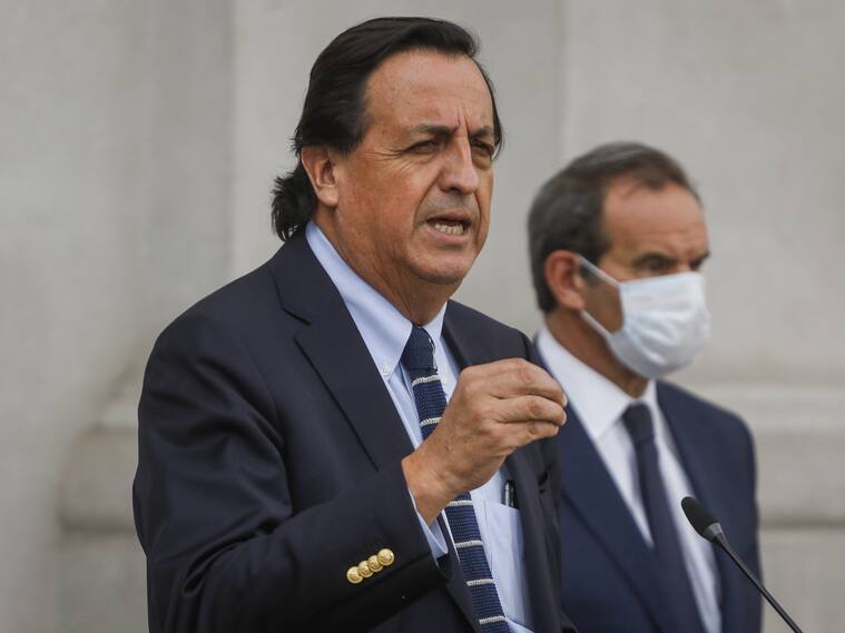 28 de septiembre del 2020/SANTIAGOEl ministro del Interior, Víctor Pérez, junto al ministro de relaciones exteriores, Andrés Allamand, habla en un punto de prensa en el patio de Los Naranjos, y se refiere a la situación de inmigrantes ilegales en el país.
FOTO: SEBASTIAN BELTRAN GAETE/AGENCIAUNO
