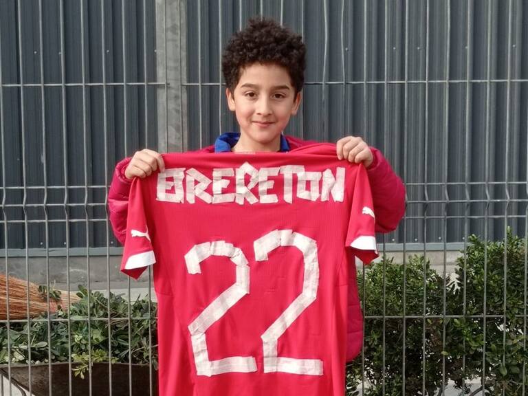 Hinchas llegaron al Aeropuerto de Santiago para despedir a la Selección chilena