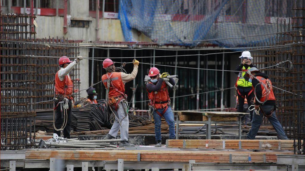 17 de marzo del 2021/SantiagoEl ministro de Salud, Enrique Paris, junto al subsecretario de Redes Asistenciales, Alberto Dougnac,  realiza visita a las obras del Nuevo Hospital del Salvador e Instituto Nacional de Geriatría, proyecto hospitalario que registra un 22% de avance en su construcción.

FOTO: KARIN POZO/AGENCIAUNO