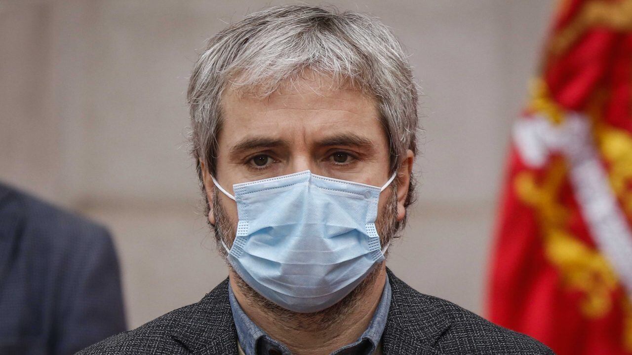 21 de junio del 2020/SANTIAGOGonzalo Blumel, ministro del Interior y Seguridad Publica, participa de la ceremonia donde se firma los documentos que promulgan las leyes que amplían el Ingreso Familiar de Emergencia y que crean un beneficio para proteger los ingresos de los trabajadores independientes, todo esto en el patio de Los Cañones del Palacio de La Moneda.
FOTO: SEBASTIAN BELTRAN GAETE/AGENCIAUNO