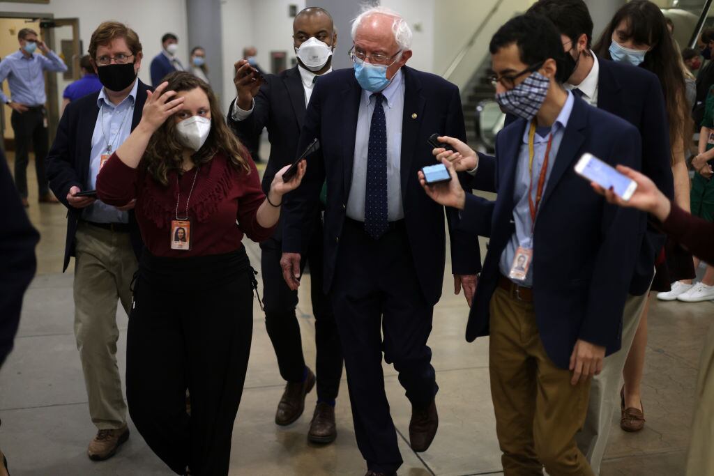 Bernie Sanders analiza el acuerdo por la deuda del senado en el Capitolio de EEUU