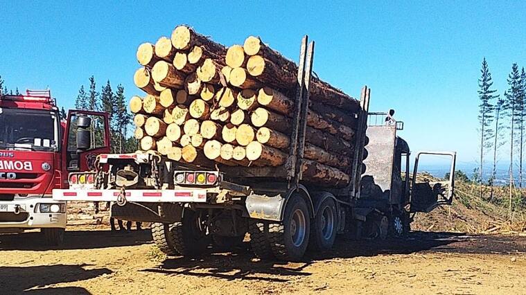 23 DE FEBRERO DE 2021 / TEMUCONuevo atentado a la empresa forestal de la zona de Huillinco. Fueron quemadas dos torres, dos cargadores, dos furgones.
FOTO: AGENCIAUNO
