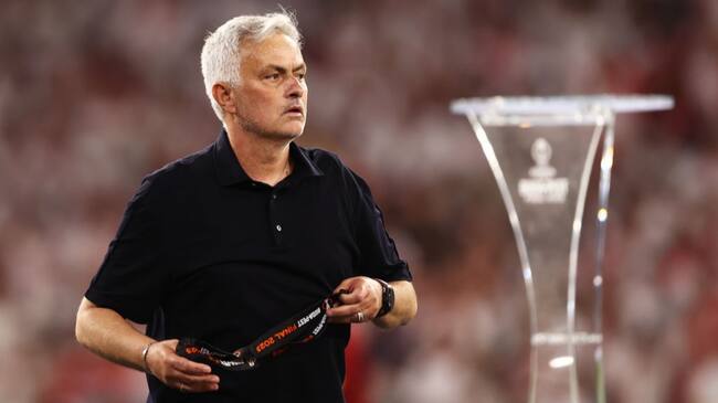 José Mourinho regala la medalla tras perder su primera final europea