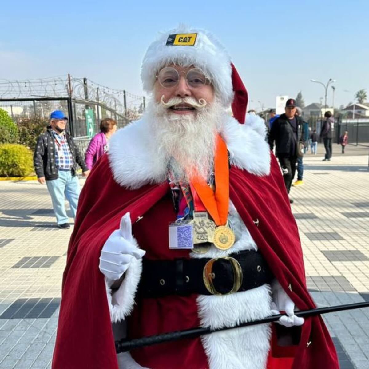 Viejito Pascuero llega a votar al Estadio Monumental: «Estuve preparando la ropa toda la semana»