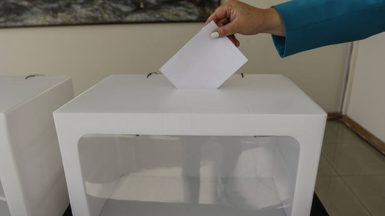 30 de enero del 2020/SANTIAGOLa urna, que es parte del kit que será enviado para habilitar los locales de votación en el exterior.
FOTO: SEBASTIAN BELTRAN GAETE/AGENCIAUNO