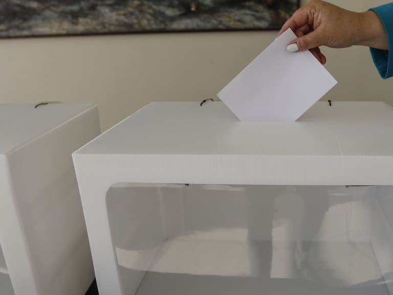 30 de enero del 2020/SANTIAGOLa urna, que es parte del kit que será enviado para habilitar los locales de votación en el exterior.
FOTO: SEBASTIAN BELTRAN GAETE/AGENCIAUNO