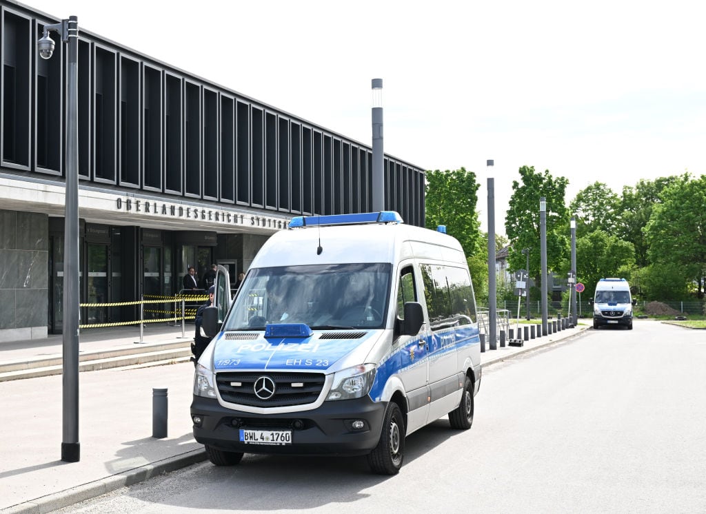 La policía de Stuttgart llega con detenidos de grupo de ultraderecha que serán juzgados en un tribunal de Alemania.