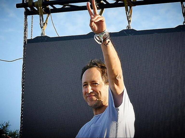 Al estilo «Soy leyenda»: Cristóbal Urruticoechea recibe duras críticas por fotografía en zona de incendios forestales