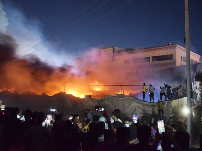 El fuego consume al Hospital Al-Hussein en la ciudad de Nasiriya