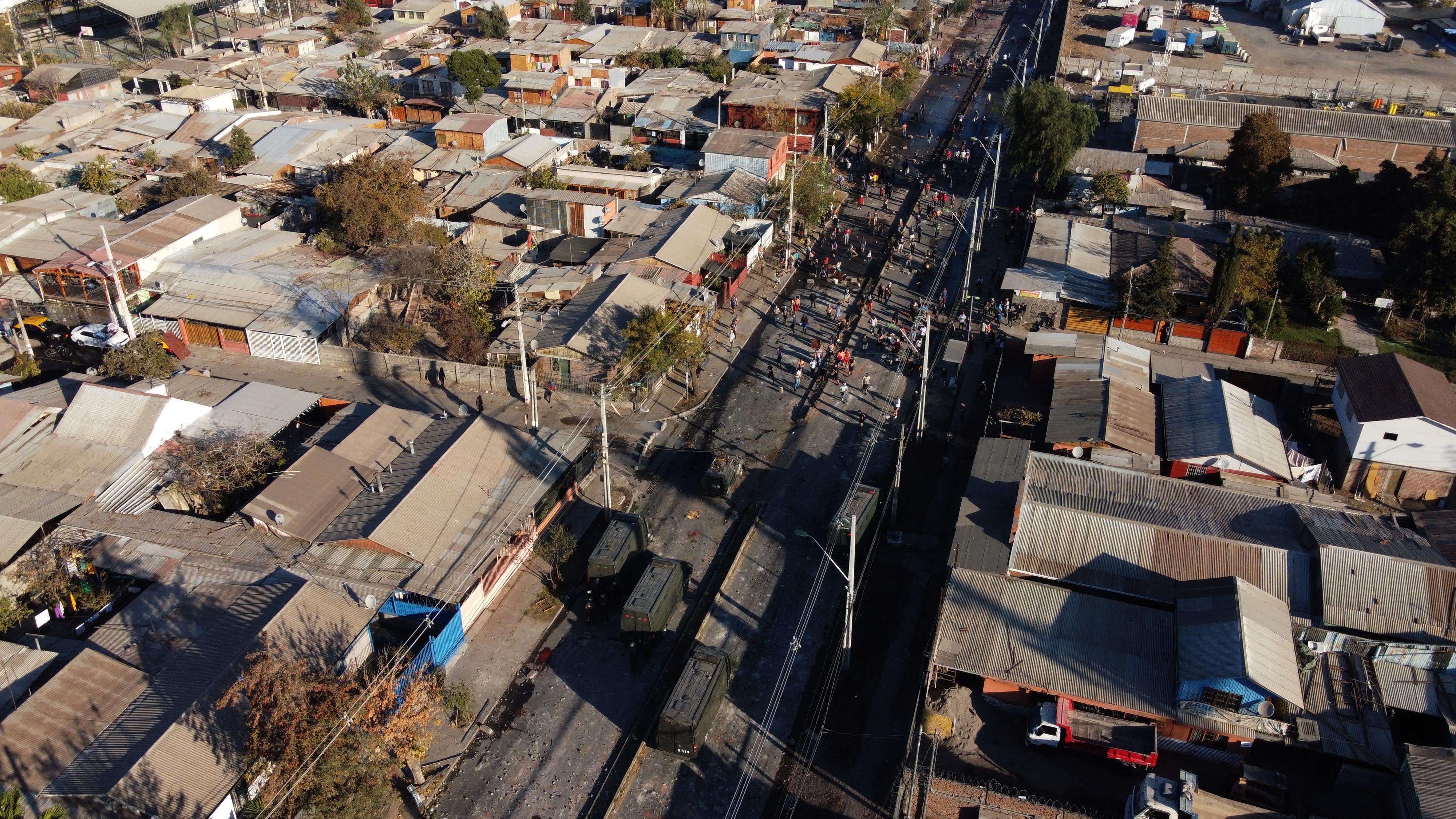 18 DE MAYO DE 2020/SANTIAGOFotos Aereas, durante las protestas por el poco abastecimiento, para los pobladores en Las Avenidas Lo Martinez esquina San Francisco, Cumuna EL Bosque
FOTO: SAMIR VIVEROS/AGENCIAUNO