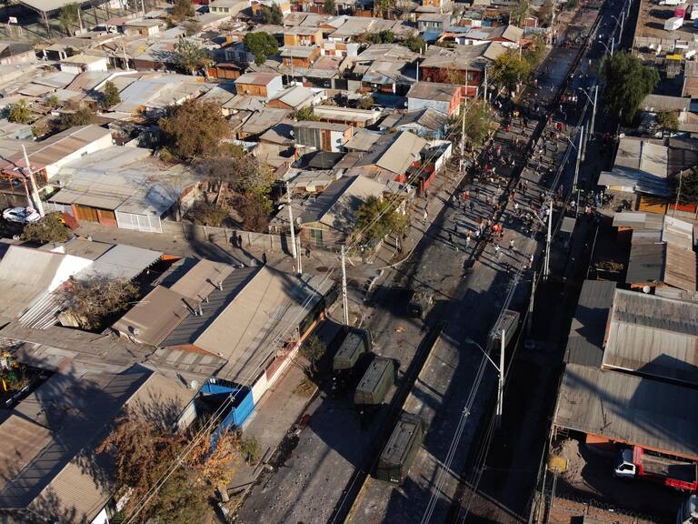 18 DE MAYO DE 2020/SANTIAGOFotos Aereas, durante las protestas por el poco abastecimiento, para los pobladores en Las Avenidas Lo Martinez esquina San Francisco, Cumuna EL Bosque
FOTO: SAMIR VIVEROS/AGENCIAUNO